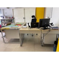 2 bureaux en fibres de bois et métal
1 fauteuil de bureau avec appui-tête, sur roulettes