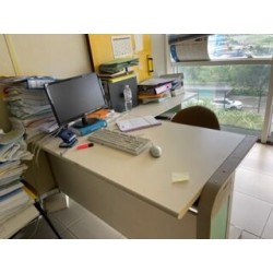 1 bureau en fibres de bois avec retour sur la droite 
1 chaise visiteur