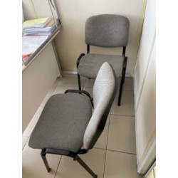 1 paire de chaises visiteurs en métal et tissu gris