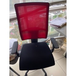 1 fauteuil de bureau 
2 chaises visiteurs en tissu