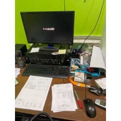 1 poste informatique comprenant : 1 écran  IIYAMA 22 pouces 1 clavier LENOVO 2 souris 1 unité centrale LENOVO