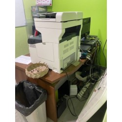 1 bureau en fibres de bois avec retour