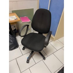 1 bureau avec retour sur la droite avec caisson intégré en fibres de bois 
1 fauteuil dactylo tournant, sur roulettes