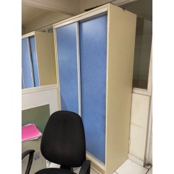 1 mobilier de rangement en fibres de bois comprenant :
1 caisson
1 armoire à ouverture coulissante