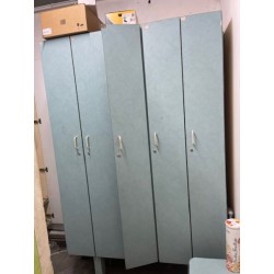 2 vestiaires en fibres de bois ouvrant à 5 portes