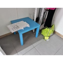 1 table basse en MDF bleu